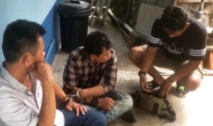 Tangkapan Video anggota Satnarkoba Polres Tanjungpinang melakukan penggeledahan Tas dalam penangkapan Jl dan Ty.
