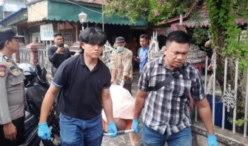 Tim identifikasi sat reskrim Polresta Tanjungpinang bersama anggota Polsek Tanjungpinang saat mengevakuasi korban. (Foto: Roland/Presmedia.id)