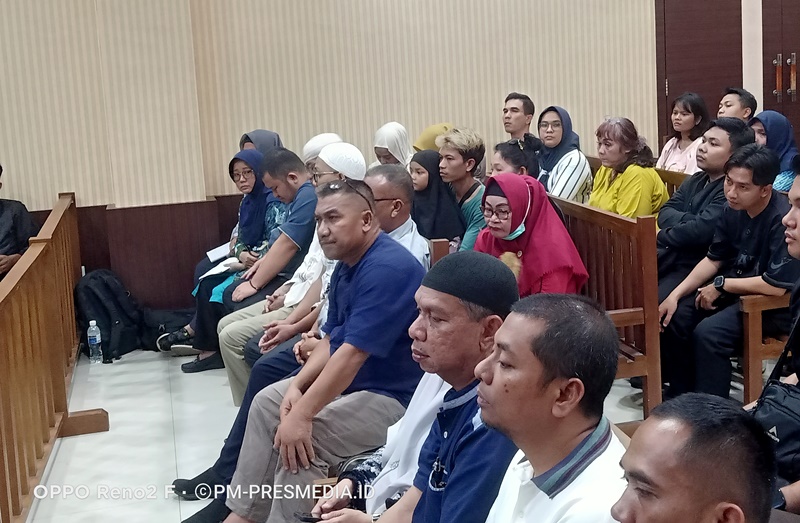 Tujuh Terdakwa kasus dugaan korupsi gratifikasi dana kontribusi mangrove Duduk paling depan sementara bersama pengunjung sidang akibat kursi di ruang sidang terbatas 1 Tujuh Terdakwa kasus dugaan korupsi gratifikasi dana kontribusi mangrove, (Duduk paling depan) sementara bersama pengunjung sidang akibat kursi di ruang sidang terbatas. (Foto: Presmedia.id)