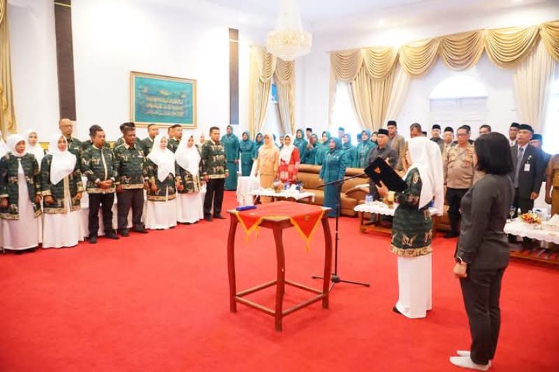 Wakil Bupati Lingga Novrizal secara resmi melantik pengurus Dewan Kerajinan Nasional Daerah Dekranasda Kabupaten Lingga periode 2025 2030. Acara pelantikan ini digelar di Gedung Daerah Daik Lingga Wakil Bupati Lingga Novrizal secara resmi melantik pengurus Dewan Kerajinan Nasional Daerah (Dekranasda) Kabupaten Lingga periode 2025-2030. Acara pelantikan ini digelar di Gedung Daerah Daik Lingga pada Selasa (22/4/2025).