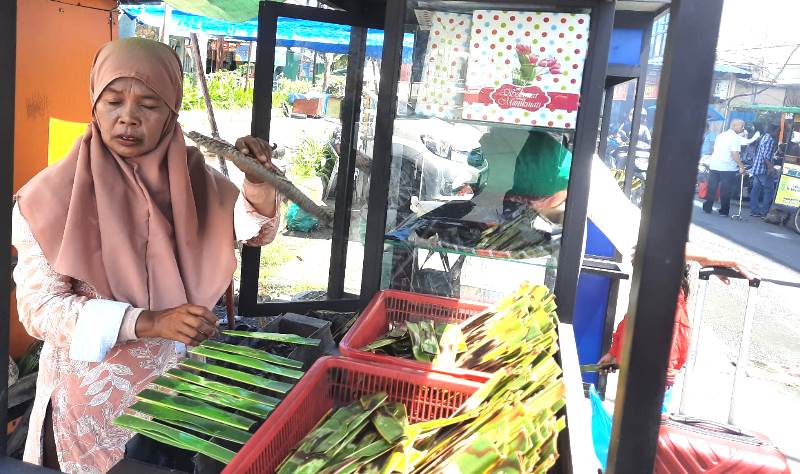 Yeni Pedagang otak-otak di Pelabuhan SBP Tanjungpinang Saat menjajakan Makanan khas kota Tanjungpinang. (Roland/Presmedia)