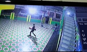 Aksi pelaku saat membawa Kotak infaq ke toilet Masjid. (Foto: Rekaman CCTV)