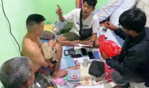 Anggota Satres Narkoba bersama RT setempat saat melakukan penggeledahan di kamar tersangka. (Foto: Satres Narkoba)