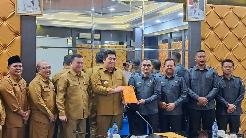 Bawaslu Bintan serahkan laporan penggunaan dana hibah pengawasan Pilkada Bintan kepada Bupati Bintan Roby Kurniawan Bawaslu Bintan serahkan laporan penggunaan dana hibah pengawasan Pilkada Bintan kepada Bupati Bintan Roby Kurniawan. (Foto: Hasura/Presmedia.id)
