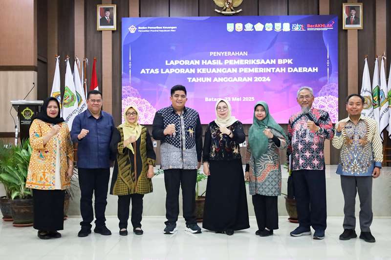 Bupati Bintan Robby Kurniawan saya menerima LHP LKPD APBD 2024 dari kepala Perwakilan BPK Kepri Bupati Bintan Robby Kurniawan, saya menerima LHP-LKPD APBD 2024 dari kepala Perwakilan BPK Kepri. (Foto: Diskominfo Bintan)