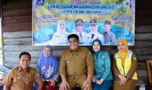 Bupati Bintan Roby Kurniawan saat mengunjungi Lansia Ali yang terbaring sakit, di Kampung Kawal Pantai, Kecamatan Gunung Kijang. (Foto: Diskominfo Bintan)