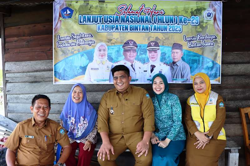 Bupati Bintan Roby Kurniawan saat mengunjungi Lansia Ali yang terbaring sakit di Kampung Kawal Pantai Kecamatan Gunung Kijang Bupati Bintan Roby Kurniawan saat mengunjungi Lansia Ali yang terbaring sakit, di Kampung Kawal Pantai, Kecamatan Gunung Kijang. (Foto: Diskominfo Bintan)