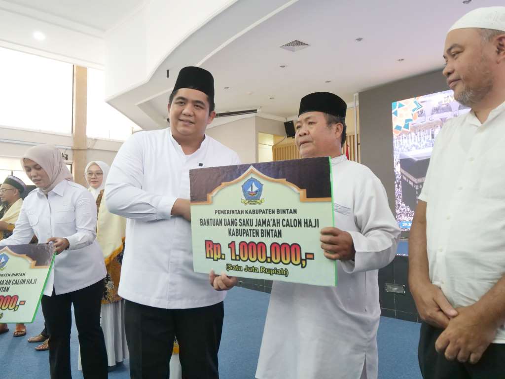 Bupati Bintan Roby Kurniawan saat menyerahkan bendera kontingen ke Calon Jamaah Haji asal Kabupaten Bintan 2025.
