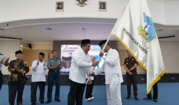 Bupati Bintan Roby Kurniawan saat menyerahkan bendera kontingen ke Calon Jamaah Haji asal Kabupaten Bintan 2025.