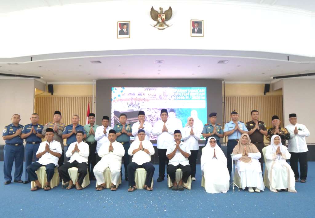 Bupati Bintan, bersama Kepala OPD serta Forum Pimpinan Kepala Daerah (FKPD) saat melepas 73 Calon Jamaah Haji Bintan.