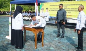 Bupati Lingga, Muhammad Nizar, menyerahkan SK Pengangkatan Pegawai Pemerintah dengan Perjanjian Kerja (PPPK) Formasi Tahun 2024 pada Rabu (28/5/2025).