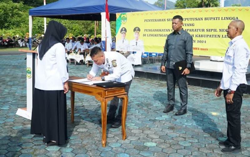 Bupati Lingga, Muhammad Nizar, menyerahkan SK Pengangkatan Pegawai Pemerintah dengan Perjanjian Kerja (PPPK) Formasi Tahun 2024 pada Rabu (28/5/2025).