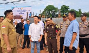Bupati Roby berbincang dengan Kajari Bintan Andi Sasongko serta Kontraktor Pembangunan Poli Rawat Jalan seharga Rp35,4 miliar. (Foto: Hasura/Presmedia.id)