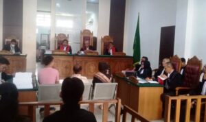 Empat saksi masing-masing Boris, Samsul Baqri, Sumiana, dan Sutrisno dihadirkan dalam sidang lanjutan kasus dugaan korupsi dana kontribusi wisata mangrove di PN Tanjungpinang, Senin (5/5/2025). (Foto: Presmedia.id)
