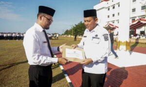 Gubernur Kepri Ansar Ahmad, menyerahkan SK ASN dan P3K di Halaman Kantor Gubernur Kepri, Dompak, Rabu (28/5/2025).
