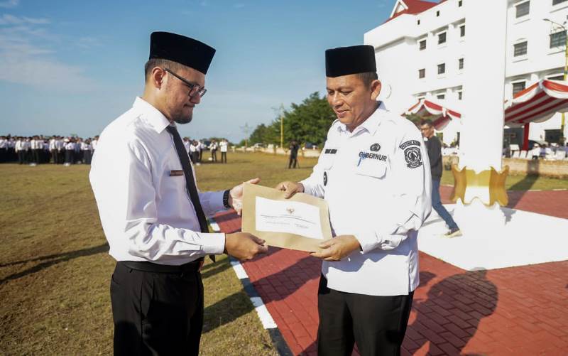 Gubernur Kepri Ansar Ahmad menyerahkan SK ASN dan P3K di Halaman Kantor Gubernur Kepri Dompak Gubernur Kepri Ansar Ahmad, menyerahkan SK ASN dan P3K di Halaman Kantor Gubernur Kepri, Dompak, Rabu (28/5/2025).