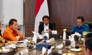 Gubernur Kepri Ansar Ahmad saat bertemu dengan Kementerian Kelautan dan Perikanan,Sakti Wahyu Trenggono. (Foto: Diskominfo Kepri)