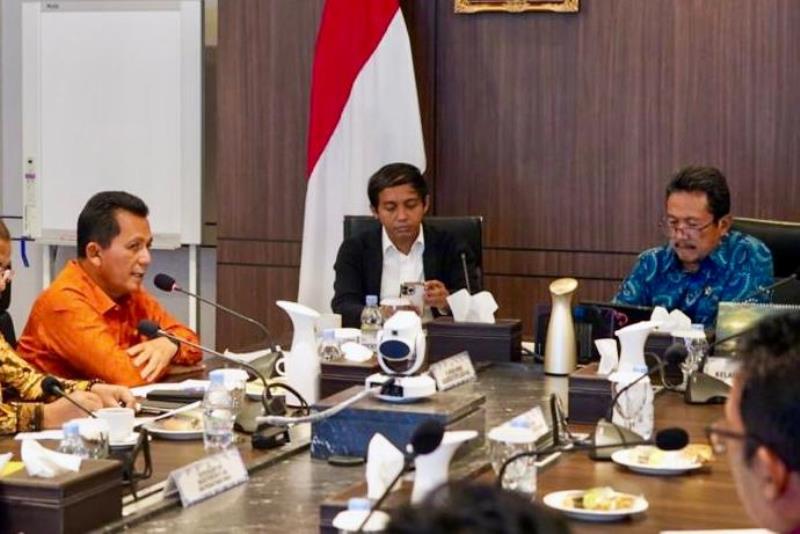 Gubernur Kepri Ansar Ahmad saat bertemu dengan Kementerian Kelautan dan PerikananSakti Wahyu Trenggono Gubernur Kepri Ansar Ahmad saat bertemu dengan Kementerian Kelautan dan Perikanan,Sakti Wahyu Trenggono. (Foto: Diskominfo Kepri)