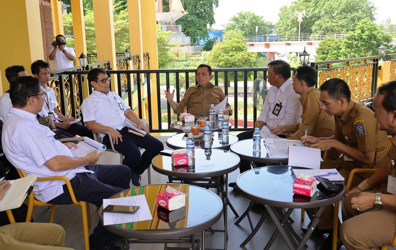 Gubernur Kepulauan Riau Ansar Ahmad menggelar rapat koordinasi bersama sejumlah Kepala Balai Kementerian PUPR di Kepri Gubernur Kepulauan Riau, Ansar Ahmad, menggelar rapat koordinasi bersama sejumlah Kepala Balai Kementerian PUPR di Kepri. (Foto: Diskominfo Kepri)