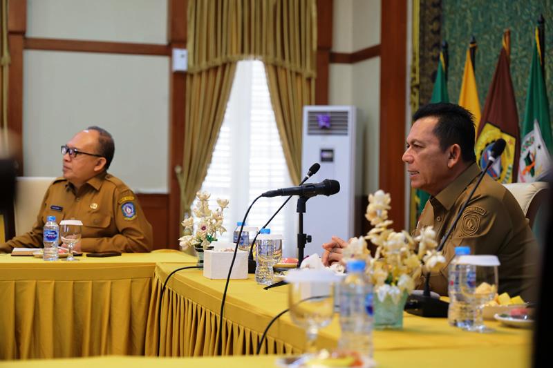 Gubernur Kepulauan Riau Kepri Ansar Ahmad saat memimpin Rapat koordinasi program beasiswa pendidikan dokter spesialis bersama Bupati dan walikota untuk mengatasi kekurangan tenaga medis spesialis Gubernur Kepulauan Riau (Kepri), Ansar Ahmad, saat memimpin Rapat koordinasi program beasiswa pendidikan dokter spesialis bersama Bupati dan walikota untuk mengatasi kekurangan tenaga medis spesialis di wilayah Kepri. (Foto: Diskominfo Kepri)