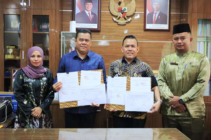 Kementerian Pekerjaan Umum dan Perumahan Rakyat PUPR RI menandatangani berita acara penyerahan pengelolaan Akuifer Buatan Simpanan Air Hujan ABSAH yang terletak di Kelurahan Kota Baru Kementerian Pekerjaan Umum dan Perumahan Rakyat (PUPR) RI menandatangani berita acara penyerahan pengelolaan Akuifer Buatan Simpanan Air Hujan (ABSAH) yang terletak di Kelurahan Kota Baru ke Pemerintah kabupaten Bintan di Ruang Kepala Bapperida Bintan, Jumat (23/05).