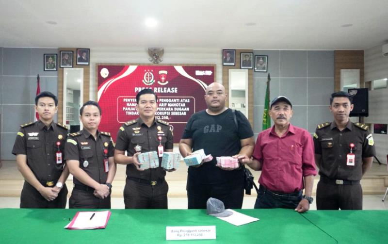 Kepala Seksi Pidana Khusus Kejaksaan negeri Tanjungpinang Roy Haffungpon Harahap menerima dana pengembalian UP korupsi TPS 3R Kampung Bugis dari keluarga Arif Manotar Panjaitan Rp278.113.250 Kepala Seksi Pidana Khusus Kejaksaan negeri Tanjungpinang Roy Haffungpon Harahap menerima dana pengembalian UP korupsi (TPS-3R) Kampung Bugis dari keluarga Arif Manotar Panjaitan Rp278.113.250, di Kejari Tanjungpinang. (Foto: Roland/Presmedia.id)