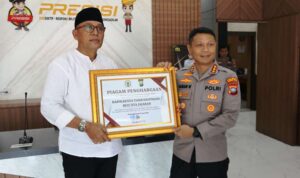 Ketua DPRD Tanjungpinang, Agus Djurianto saat memberikan penghargaan kepada Kapolresta Tanjungpinang, Kombes Pol Hamam Wahyudi di Mapolresta Tanjungpinang. (Foto: Humas)