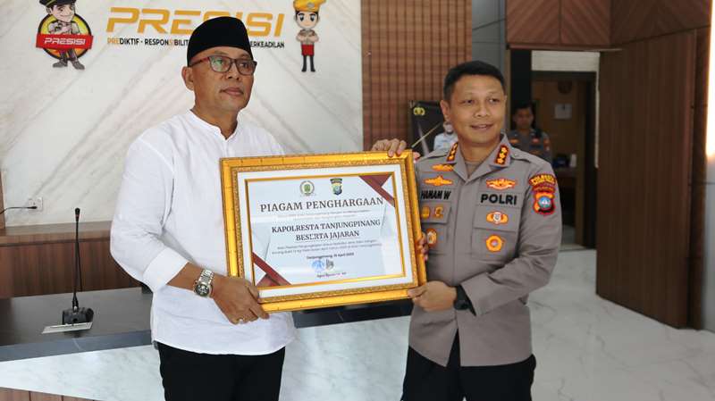 Ketua DPRD Tanjungpinang Agus Djurianto saat memberikan penghargaan kepada Kapolresta Tanjungpinang Kombes Pol Hamam Wahyudi di Mapolresta Tanjungpinang Ketua DPRD Tanjungpinang, Agus Djurianto saat memberikan penghargaan kepada Kapolresta Tanjungpinang, Kombes Pol Hamam Wahyudi di Mapolresta Tanjungpinang. (Foto: Humas)