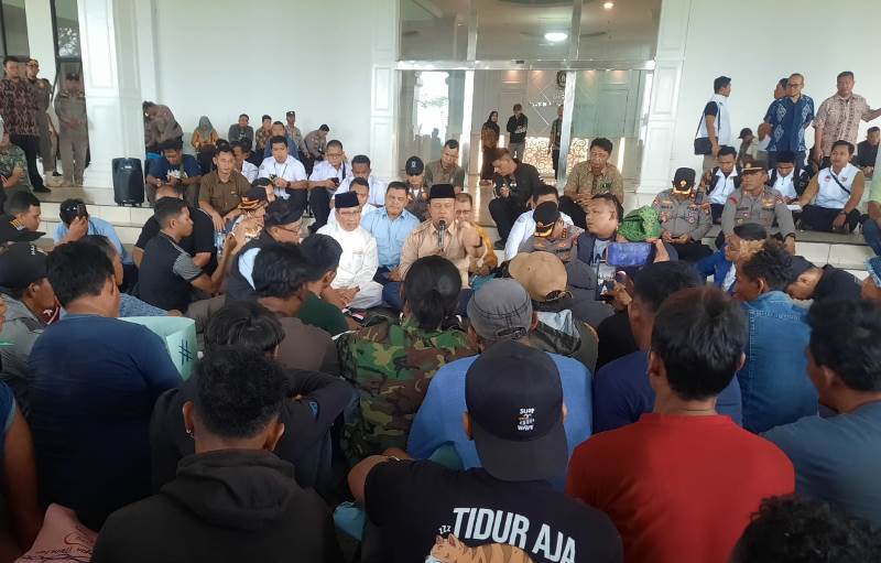 Ketua Dewan Perwakilan Rakyat Daerah DPRD Kepulauan Riau Iman Sutiawan saat mendengarkan tuntutan Nelayan di DPRD Tanjungpinang Ketua Dewan Perwakilan Rakyat Daerah (DPRD) Kepulauan Riau Iman Sutiawan saat mendengarkan tuntutan Nelayan di DPRD Tanjungpinang. (Foto: Roland/Presmedia.id)