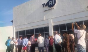Sidang Pemeriksaan Setempat (PS) Gedung Studio TVRI yang dilakukan Hakim PN Tipikor, Jaksa dan terdakwa bersama kuasa hukumnya di Dompak Tanjungpinang. (Foto: Charles/Presmedia.id)