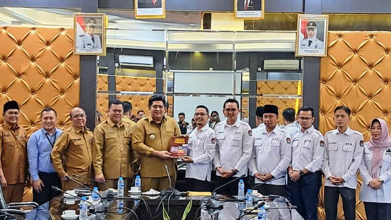Ketua beserta Komisioner KPU Bintan menyerahkan laporan penggunaan anggaran Pilkada Bintan kepada Bupati Bintan Roby Kurniawan 1 Ketua beserta Komisioner KPU Bintan menyerahkan laporan penggunaan anggaran Pilkada Bintan kepada Bupati Bintan Roby Kurniawan. (Foto Hasura)