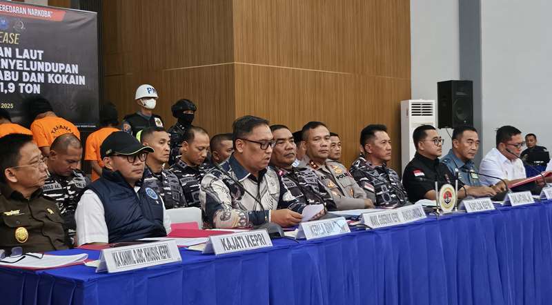Konferensi pers Penangkapan Narkotika 19 Ton di Laut Kepri oleh TNI AL di Mako Lantamal IV Batam Konferensi pers Penangkapan Narkotika 1,9 Ton di Laut Kepri oleh TNI-AL di Mako Lantamal IV Batam, Tanjung Sengkuang, pada Jumat (16/5/2025). (Foto: Diskominfo Kepri)