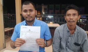 Korban saat diamankan warga usai dipukul OTK, Pengacara Korban saat menunjukan Laporan Polisi.