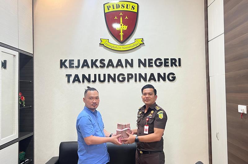 Kuasa Hukum terdakwa Anna Triana menyerahkan uang titipan barang bukti dugaan tindak pidana korupsi pembangunan gedung Studio LPP TVRI Kepri ke Kasi Pidsus Kejari Tanjungpinang Roy Huffington Harahap Kuasa Hukum terdakwa Anna Triana, menyerahkan uang titipan barang bukti dugaan tindak pidana korupsi pembangunan gedung Studio LPP-TVRI Kepri, ke Kepala Seksi Tindak Pidana Khusus (Kasi Pidsus) Kejari Tanjungpinang, Roy Huffington Harahap di Kejari Tanjungpinang pada Senin (26/5/2025). (foto:istimewa)
