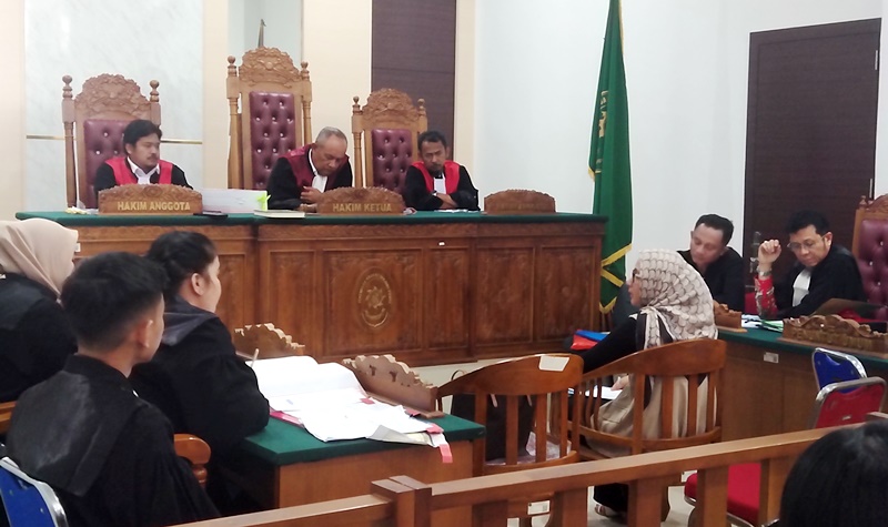 Mantan HRD BPR Bestari Nila Lidia Putri saat memberi keterangan sidang lanjutan kasus korupsi pencairan dana deposito dan dana nasabah Rp5,9 miliar PD BPR Bestari Tanjungpinang di PN Tanjungpinang (Foto:Presmedia.id)  