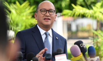 Menteri Investasi dan Hilirisasi Rosan Roeslani memberikan keterangannya di Istana Kepresidenan, Jakarta, pada Rabu, 7 Mei 2025. (Foto: BPMI Setpres/Cahyo)