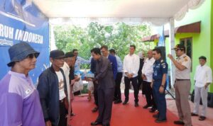 Penyerahan paket sembako dan ikan kepada Nelayan. (Foto: Roland/Presmedia.id)