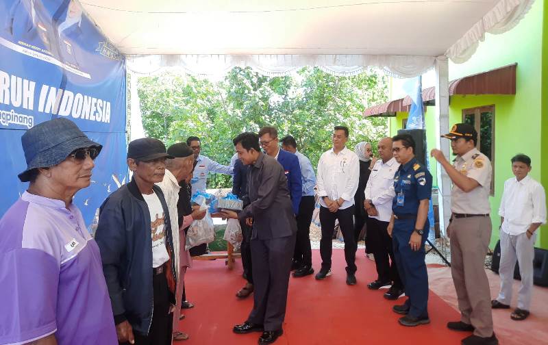 Penyerahan paket sembako dan ikan kepada Nelayan. (Foto: Roland/Presmedia.id)