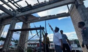 Penyidik Polsek Bintan Utara masih melakukan penyelidikan terkait kasus tewasnya dua tukang bangunan di Ruko Sevenland Tanjung Uban. (Foto: Polsek Bintan Utara)