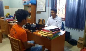 Penyidik Unit Reskrim Polsek Tanjungpinang Timur saat melakukan pemeriksaan terhadap pelaku di Mapolsek Tanjungpinang Timur. (Foto: Roland/Presmedia.id)