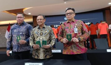 Plt Direktur Jenderal Imigrasi, Yuldi Yusman saat menunjukan visa dan Paspor WNA yang diamankan. (Foto: Dok-Dirjen Imigrasi)