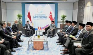 Presiden RI Prabowo Subianto saat melakukan pertemuan bilateral dengan Perdana Menteri Singapura, Lawrence Wong, di sela-sela KTT ke-46 ASEAN yang digelar di Kuala Lumpur Convention Centre (KLCC), Malaysia, Senin (26/5/2025). (Foto: BPMI Setpres)