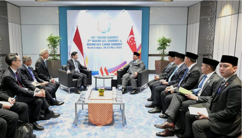 Presiden RI Prabowo Subianto saat melakukan pertemuan bilateral dengan Perdana Menteri Singapura Lawrence Wong di sela sela KTT ke 46 ASEAN yang digelar di Kuala Lumpur Convention Centre KLCC Malaysia Presiden RI Prabowo Subianto saat melakukan pertemuan bilateral dengan Perdana Menteri Singapura, Lawrence Wong, di sela-sela KTT ke-46 ASEAN yang digelar di Kuala Lumpur Convention Centre (KLCC), Malaysia, Senin (26/5/2025). (Foto: BPMI Setpres)
