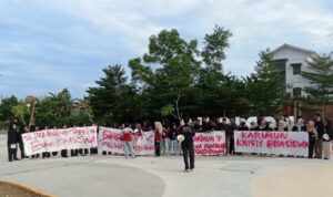 Puluhan mahasiswa yang tergabung dalam Aliansi Mahasiswa Karimun menuntut beasiswa pendidikan untuk mahasiswa dan mahasiswi ke Bupati Tanjung Balai Karimun di Jalan Bandara RHF. (Foto: Roland/Presmedia.id)