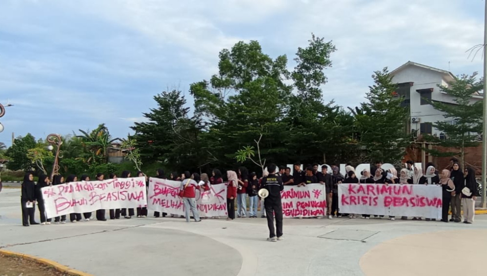 Puluhan mahasiswa yang tergabung dalam Aliansi Mahasiswa Karimun menuntut beasiswa pendidikan untuk mahasiswa dan mahasiswi ke Bupati Tanjung Balai Karimun di Jalan Bandara RHF. (Foto: Roland/Presmedia.id)