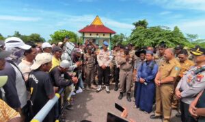 Puluhan warga Tanjung Siambang, Dompak menggelar aksi demo di Kantor Gubernur Kepri menuntut kepastian status lahan dan Perumahan yang dibangun pemerintah. (Foto: Roland/Presmedia.id)