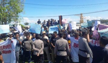 Ratusan Nelayan yang tergabung dalam Forum Komunikasi Nelayan Nusantara unjuk rasa menuntut terkait adanya batasan atau larangan operasi bagi nelayan tradisional daerah itu pada wilayah tertentu di depan Gedung Daerah Kepulauan Riau, Kota Tanjungpinang. (Foto: Roland/Presmedia.id)