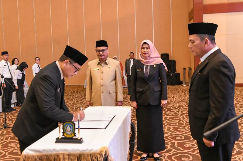 Rotasi Pejabat Kepri Gubernur Ansar Ahmad melantik dan mengukuhkan 132 pejabat Pimpinan Tinggi Pratama Administrator Pengawas dan Fungsional Pemerintah Provinsi Kepulauan Riau Rotasi Pejabat Kepri, Gubernur Ansar Ahmad melantik dan mengukuhkan 132 pejabat Pimpinan Tinggi Pratama, Administrator, Pengawas, dan Fungsional Pemerintah Provinsi Kepulauan Riau di Aula Wan Seri Beni, Dompak, Jumat (23/5/2025).