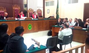 Saksi ahli independen bidang Keuangan Negara dan Pengadaan Barang/Jasa, Erwin Tamarius saat diperiksa di PN Tanjungpinang dalam sidang lanjutan dugaan korupsi proyek LPP-TVRI dompak Tanjungpinang, Selasa (20/5/2025). (Foto: Charles/Predmedia.id)