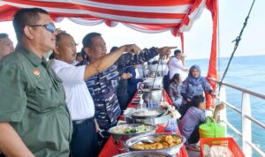 Sekretaris Daerah Provinsi Kepulauan Riau (Kepri), Adi Prihantara, bersama Direktur Jenderal Perhubungan Laut Kementerian Perhubungan RI, Capt.Antoni Arif Priadi,saat melakukan peninjauan. (Foto: Diskominfo Kepri)